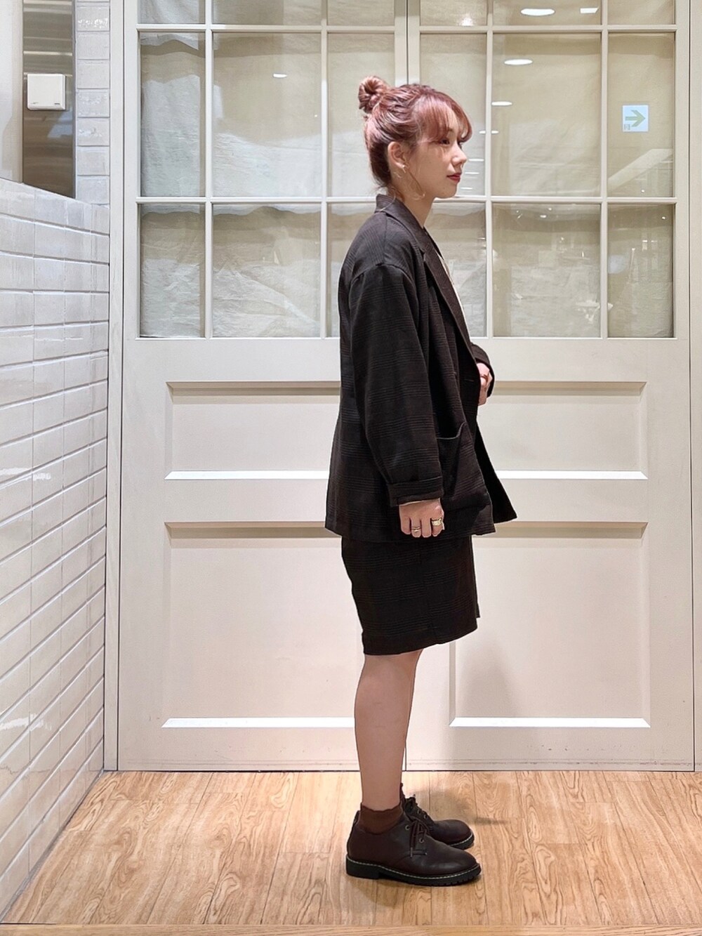 ブラウン系のノーカラージャケット、ブラウン系のその他パンツ、ベージュ系のTシャツ/カットソーを着用したレディースの秋コーディネートの3枚目の写真