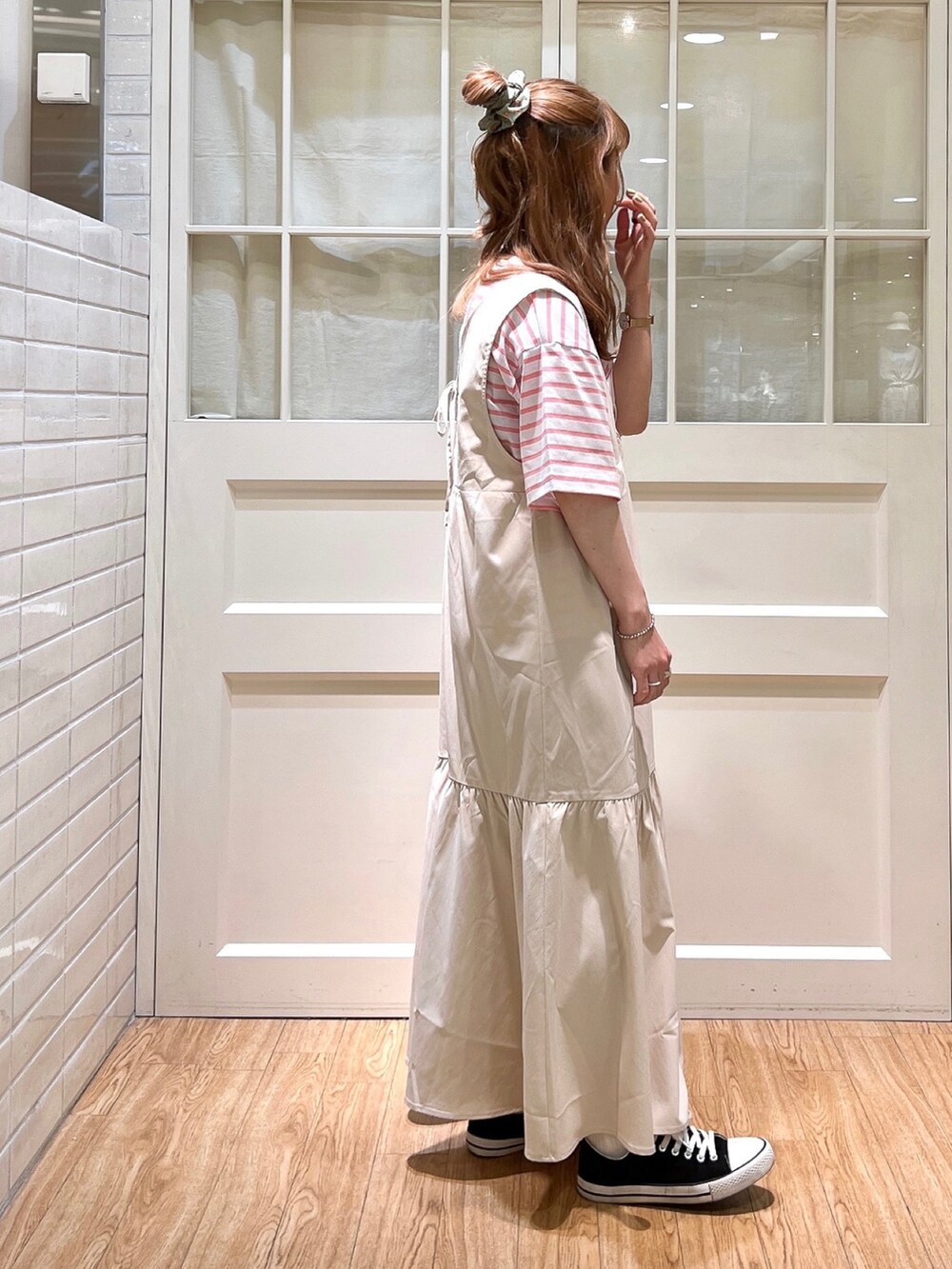 ホワイト系のワンピース、ピンク系のTシャツ/カットソーを着用したレディースの夏コーディネートの3枚目の写真