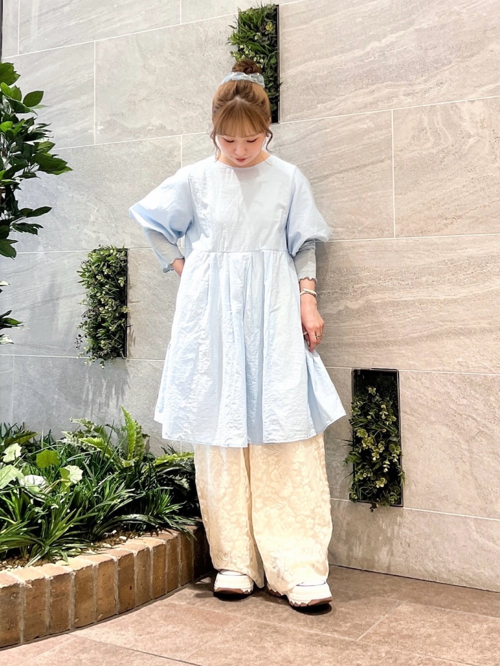 ブルー系のワンピース、ホワイト系のその他パンツを着用したレディースの夏コーディネートの2枚目の写真