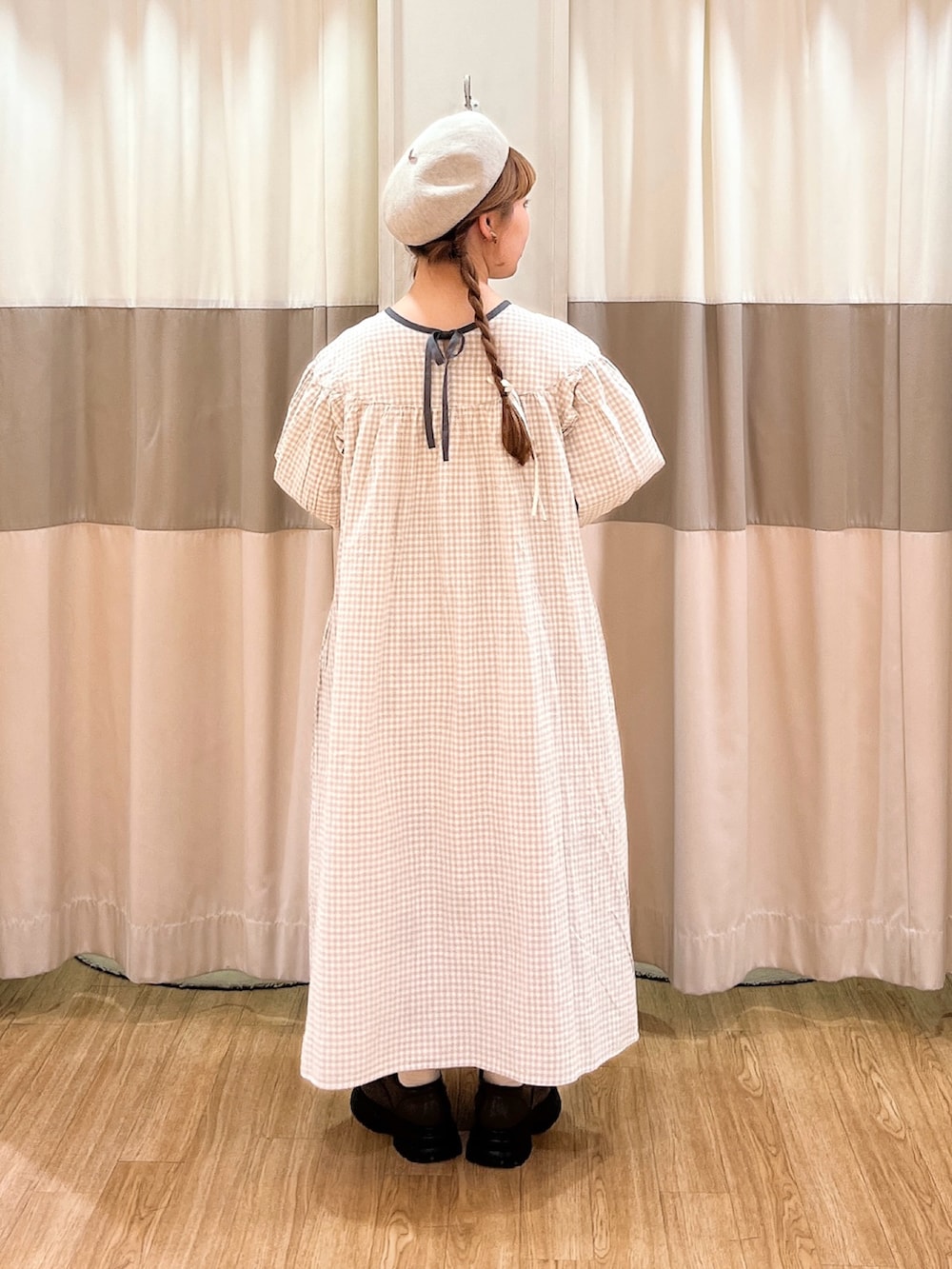 その他のワンピース、ベージュ系のハットを着用したレディースの春コーディネートの3枚目の写真