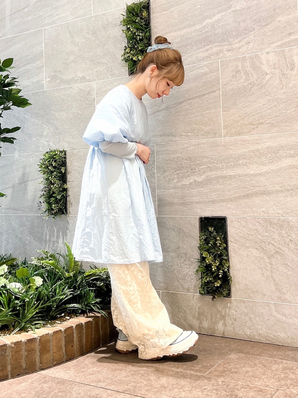 ブルー系のワンピース、ホワイト系のその他パンツを着用したレディースの夏コーディネートの3枚目の写真