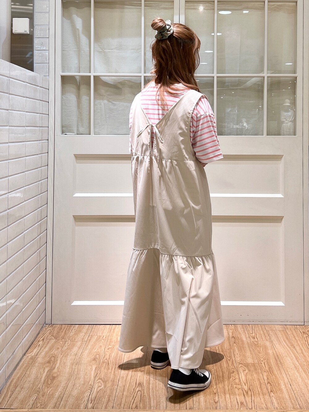 ホワイト系のワンピース、ピンク系のTシャツ/カットソーを着用したレディースの夏コーディネートの4枚目の写真