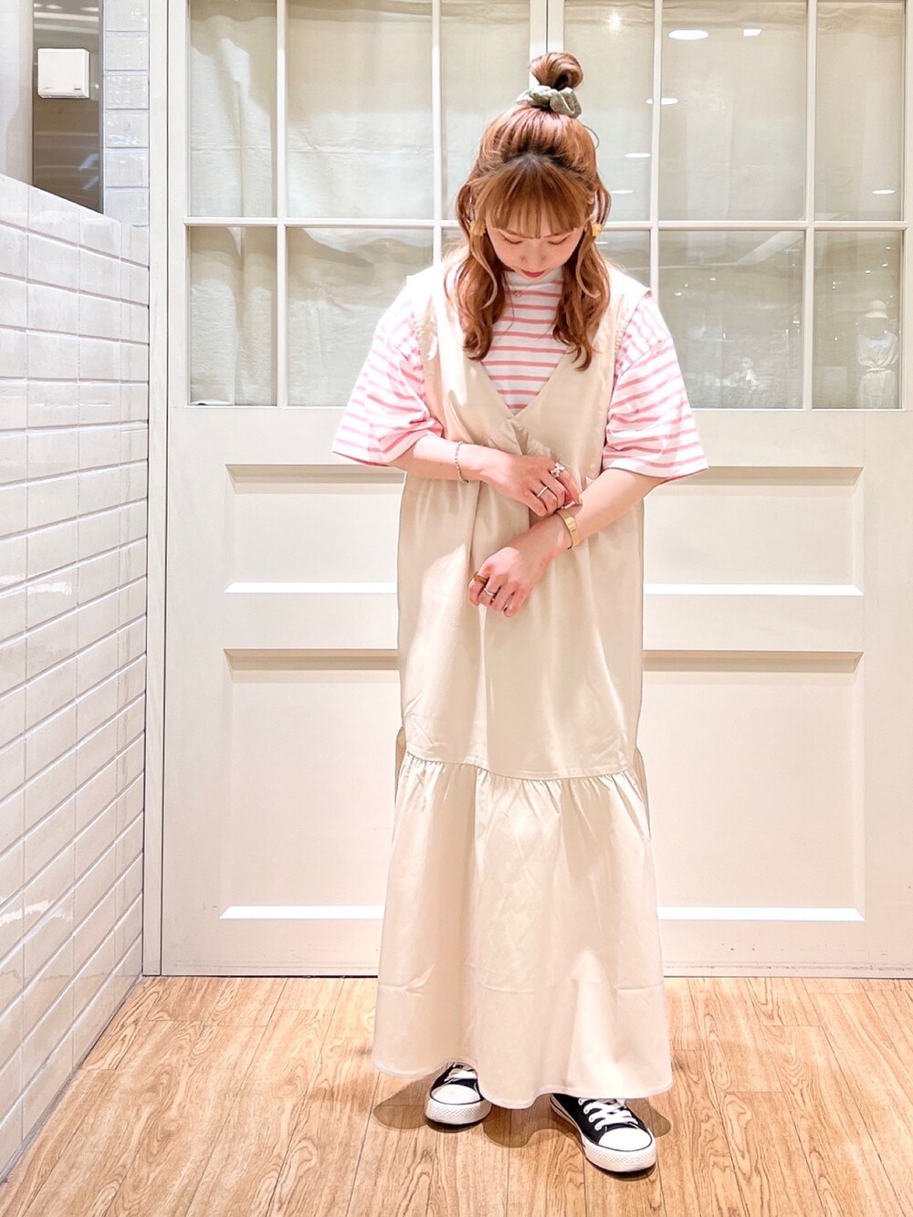 ホワイト系のワンピース、ピンク系のTシャツ/カットソーを着用したレディースの夏コーディネートの2枚目の写真