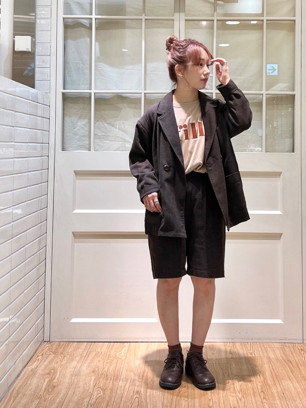 ブラウン系のノーカラージャケット、ブラウン系のその他パンツ、ベージュ系のTシャツ/カットソーを着用したレディースの秋コーディネートの2枚目の写真