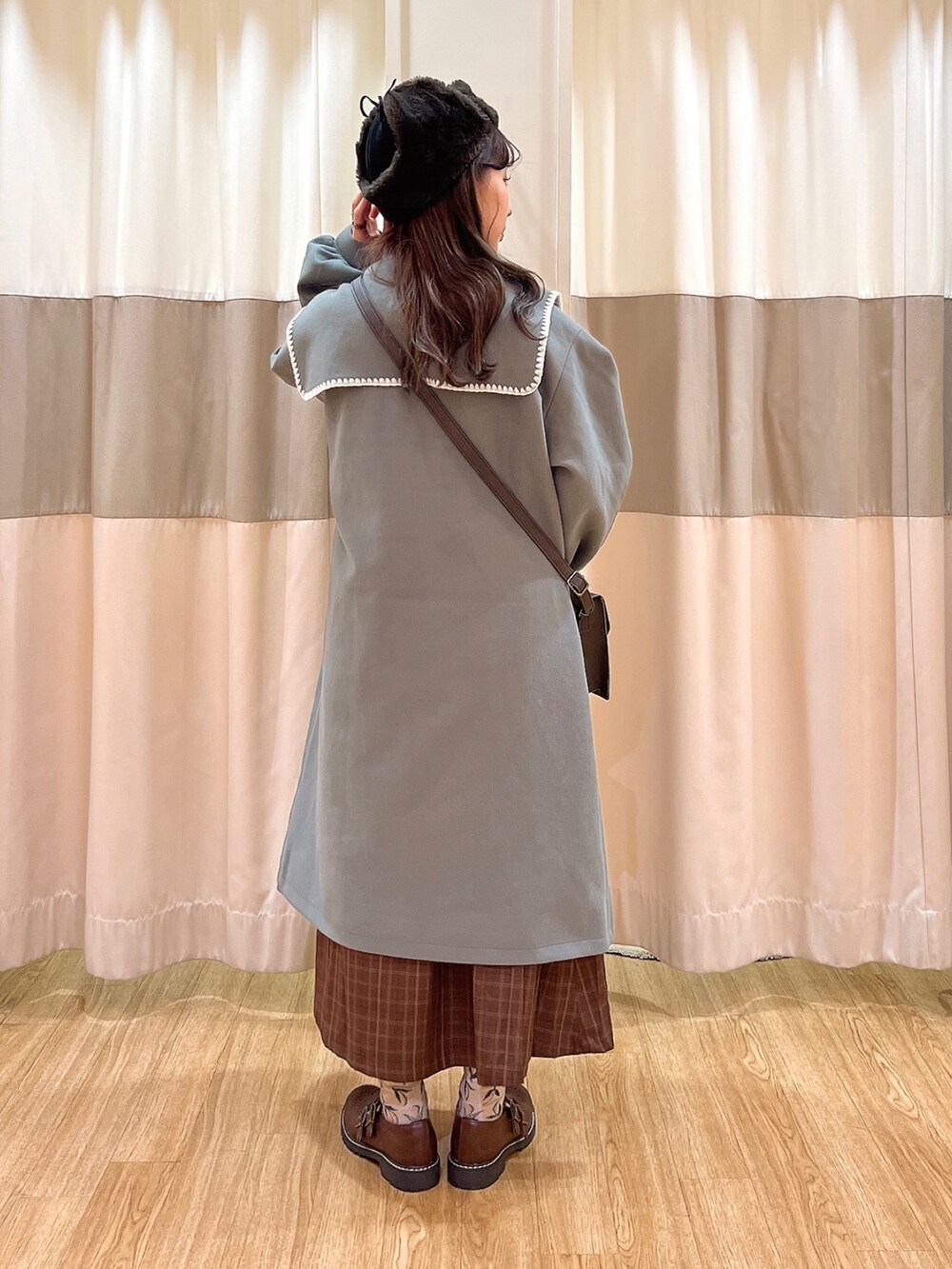 ブルー系のジャケット/アウター、ブラウン系のワンピース、ブラウン系のその他シューズを着用したレディースの夏コーディネートの5枚目の写真