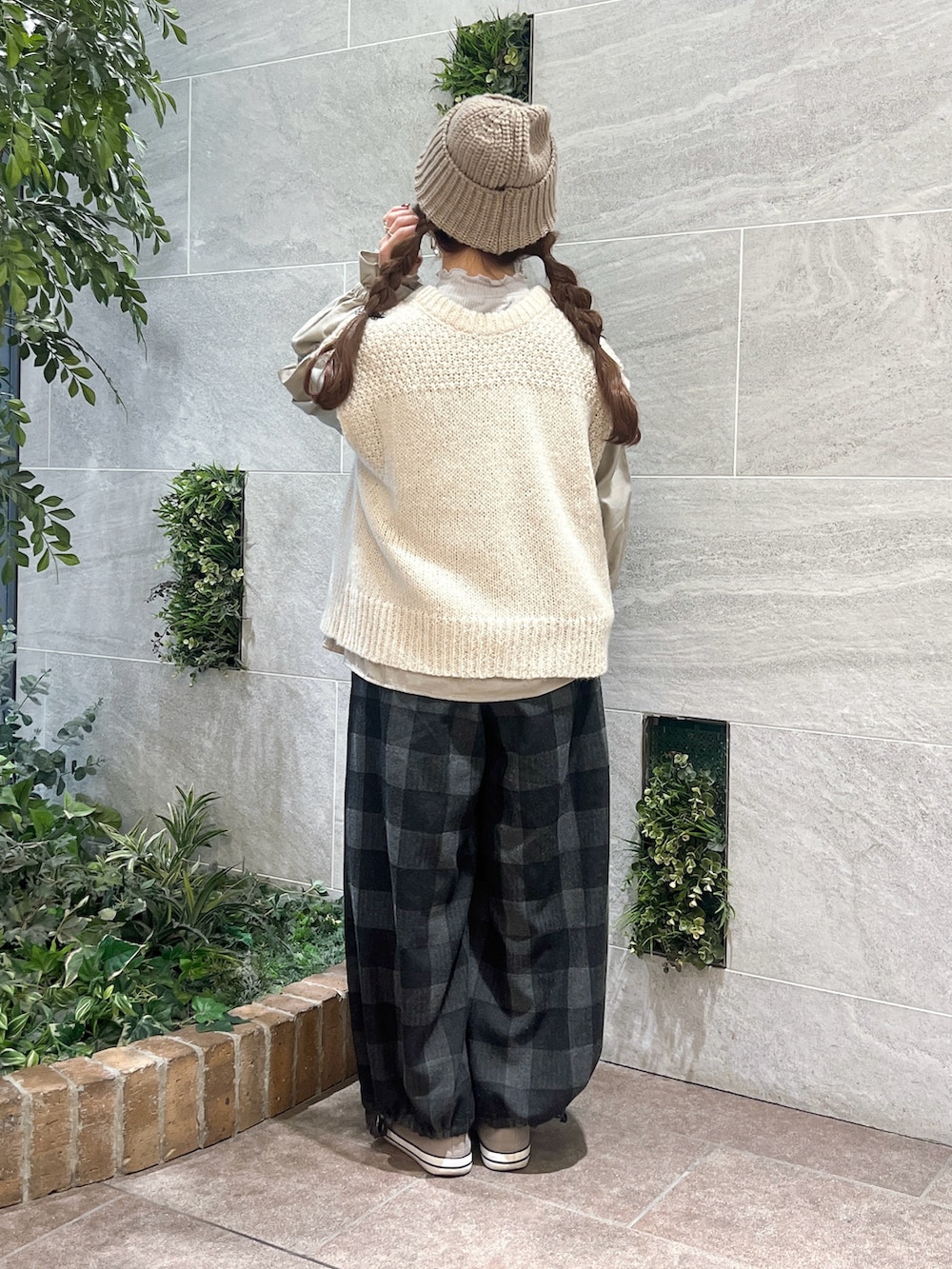 グレー系のその他パンツ、ベージュ系のシャツ/ブラウス、ホワイト系のベストを着用したレディースの冬コーディネートの2枚目の写真