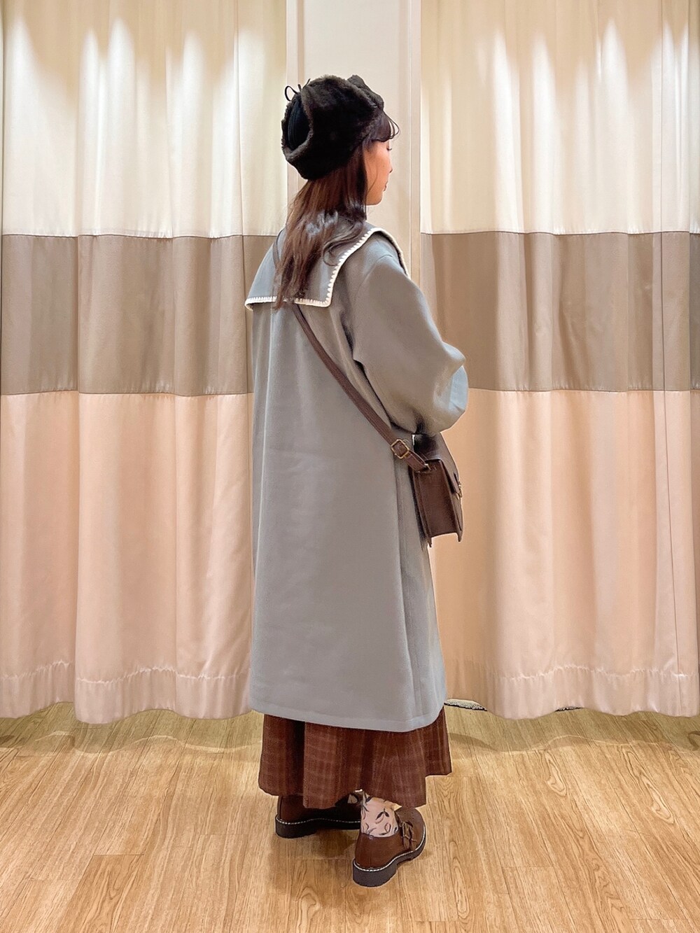 ブルー系のジャケット/アウター、ブラウン系のワンピース、ブラウン系のその他シューズを着用したレディースの夏コーディネートの4枚目の写真