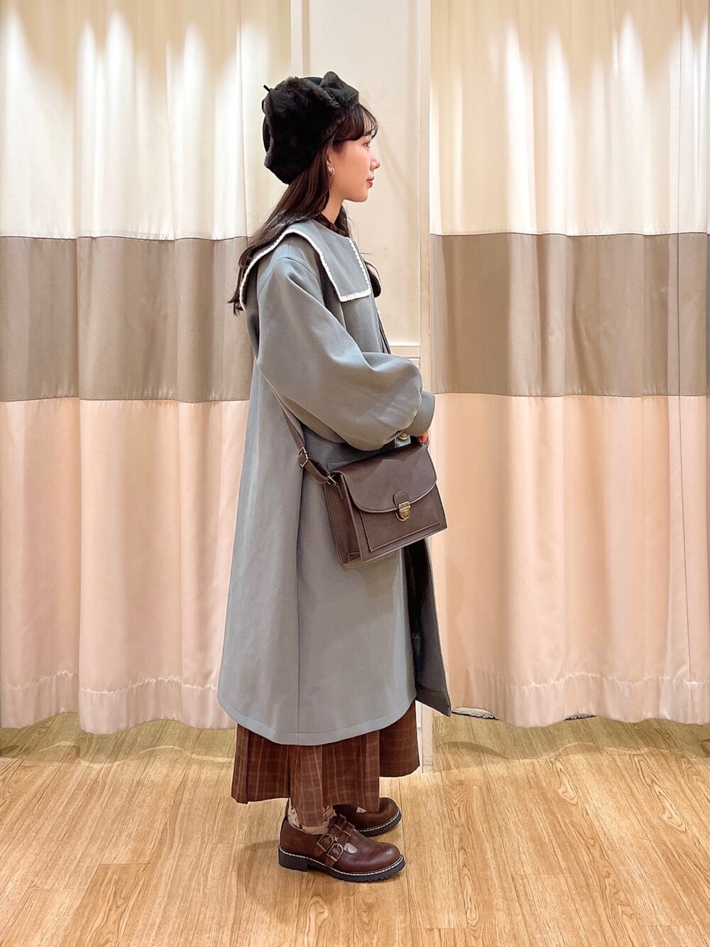 ブルー系のジャケット/アウター、ブラウン系のワンピース、ブラウン系のその他シューズを着用したレディースの夏コーディネートの3枚目の写真