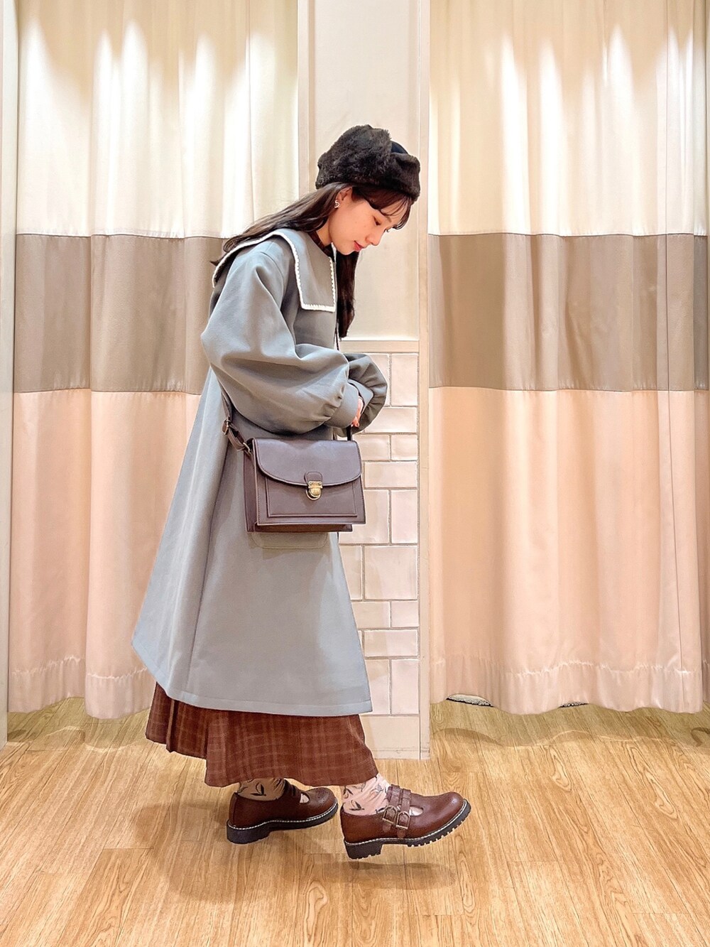 ブルー系のジャケット/アウター、ブラウン系のワンピース、ブラウン系のその他シューズを着用したレディースの夏コーディネートの2枚目の写真