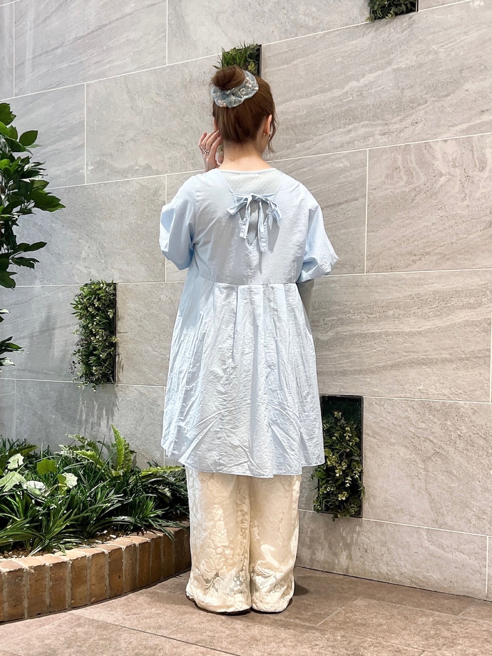 ブルー系のワンピース、ホワイト系のその他パンツを着用したレディースの夏コーディネートの4枚目の写真