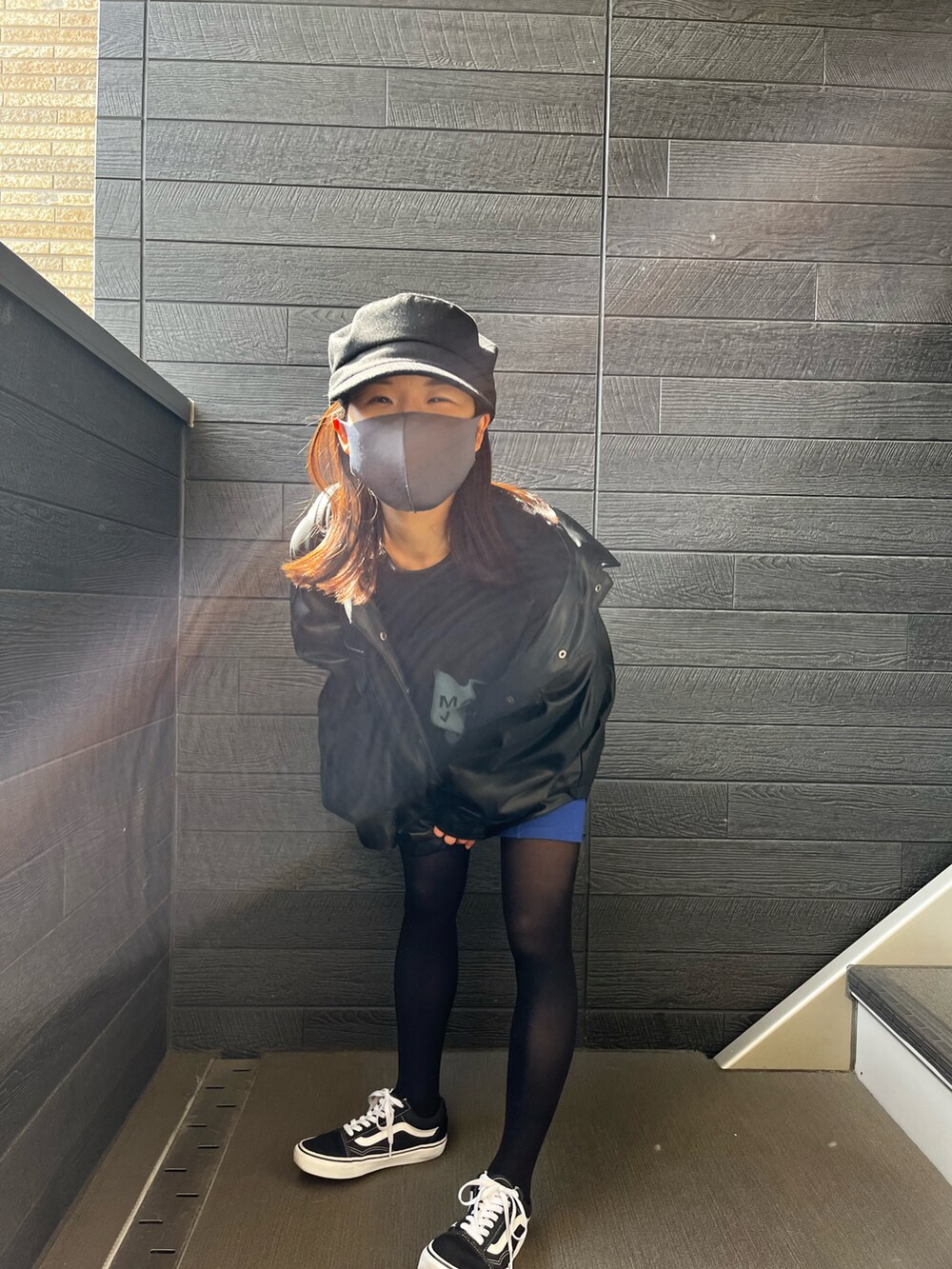 ブラック系のその他アウター、ブラック系のバッグ、ブルー系のスカートを着用したレディースの春コーディネートの2枚目の写真