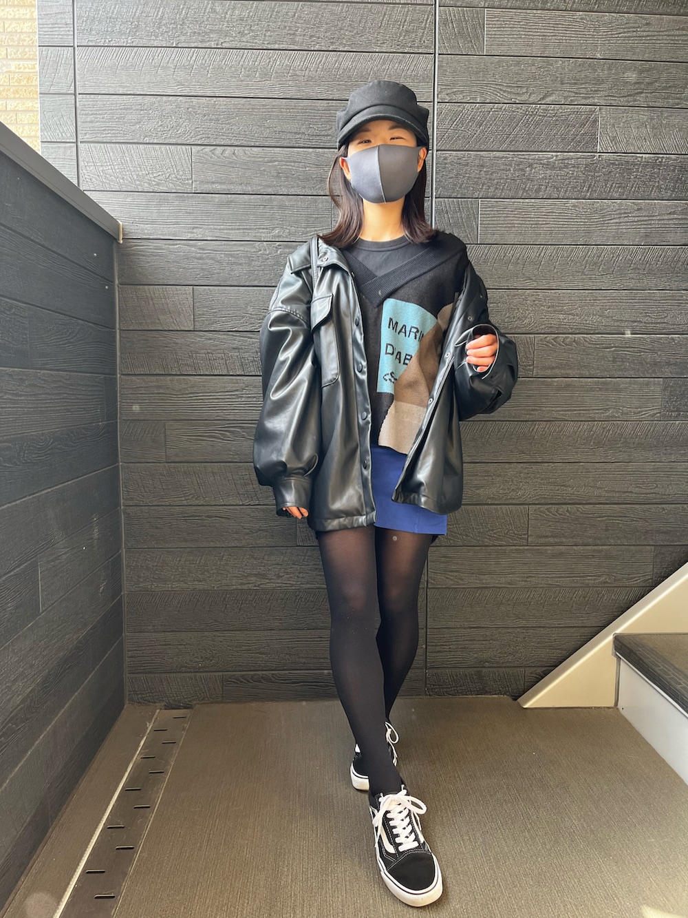 ブラック系のその他アウター、ブラック系のバッグ、ブルー系のスカートを着用したレディースの春コーディネートの3枚目の写真