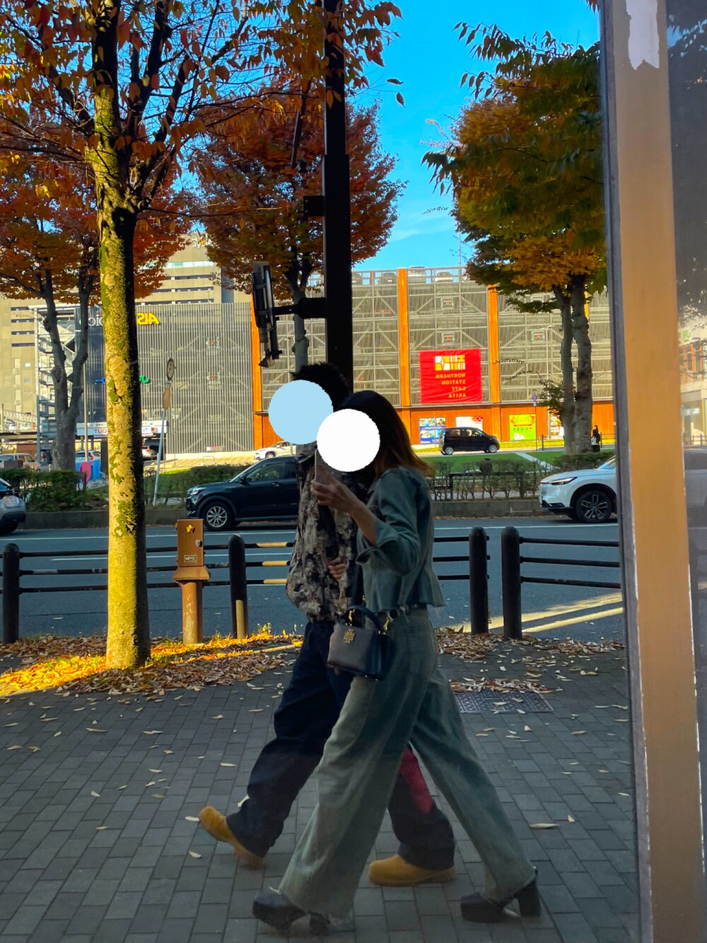 ブルー系のデニムパンツ、ブラウン系のブーツ、ブルー系のシャツ/ブラウスを着用したレディースの秋コーディネートの2枚目の写真