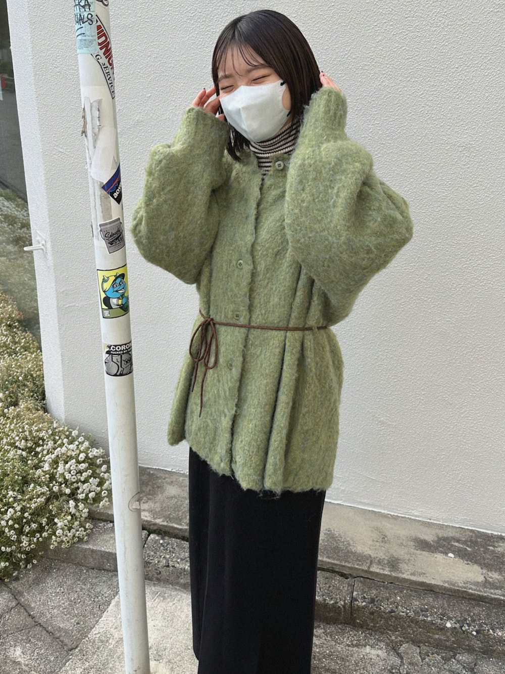 ホワイト系のニット/セーター、グリーン系のカーディガン/ボレロ、ブラウン系のブーツを着用したレディースの冬コーディネートの4枚目の写真