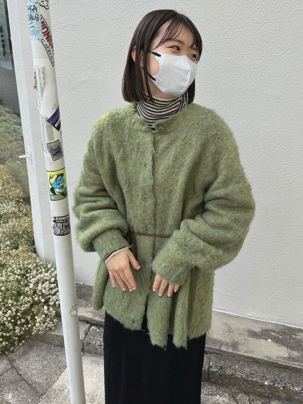 ホワイト系のニット/セーター、グリーン系のカーディガン/ボレロ、ブラウン系のブーツを着用したレディースの冬コーディネートの2枚目の写真