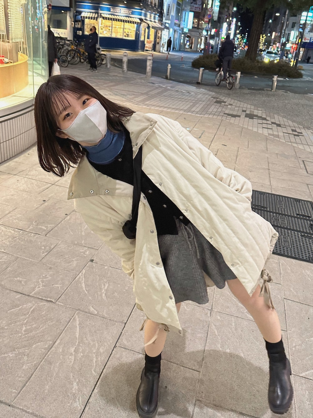 ブラック系のブーツ、グレー系のその他パンツ、ブルー系のTシャツ/カットソーを着用したレディースの冬コーディネートの3枚目の写真