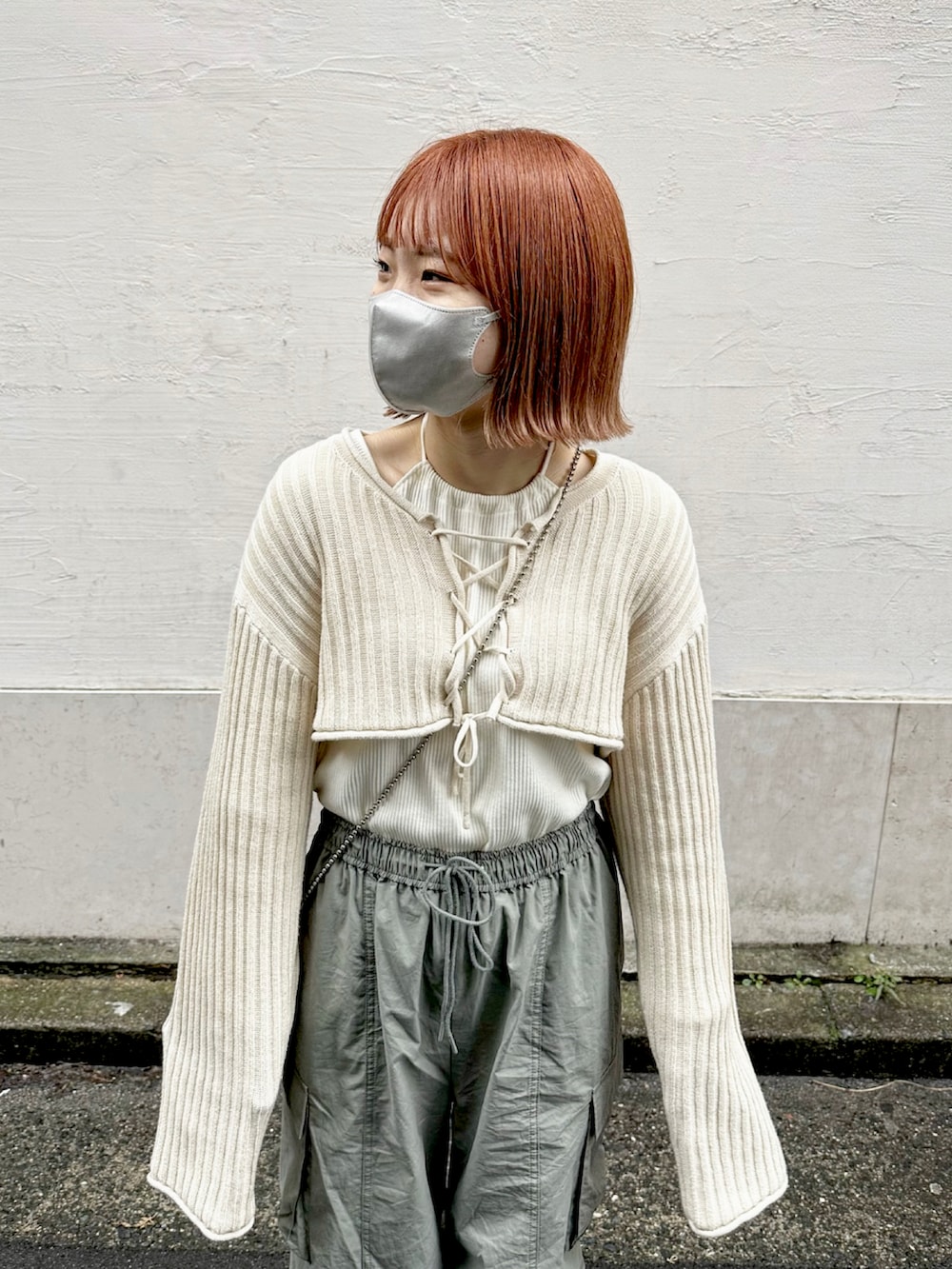 ホワイト系のシャツ/ブラウス、ホワイト系のTシャツ/カットソー、グリーン系のカーゴパンツを着用したレディースの冬コーディネートの4枚目の写真