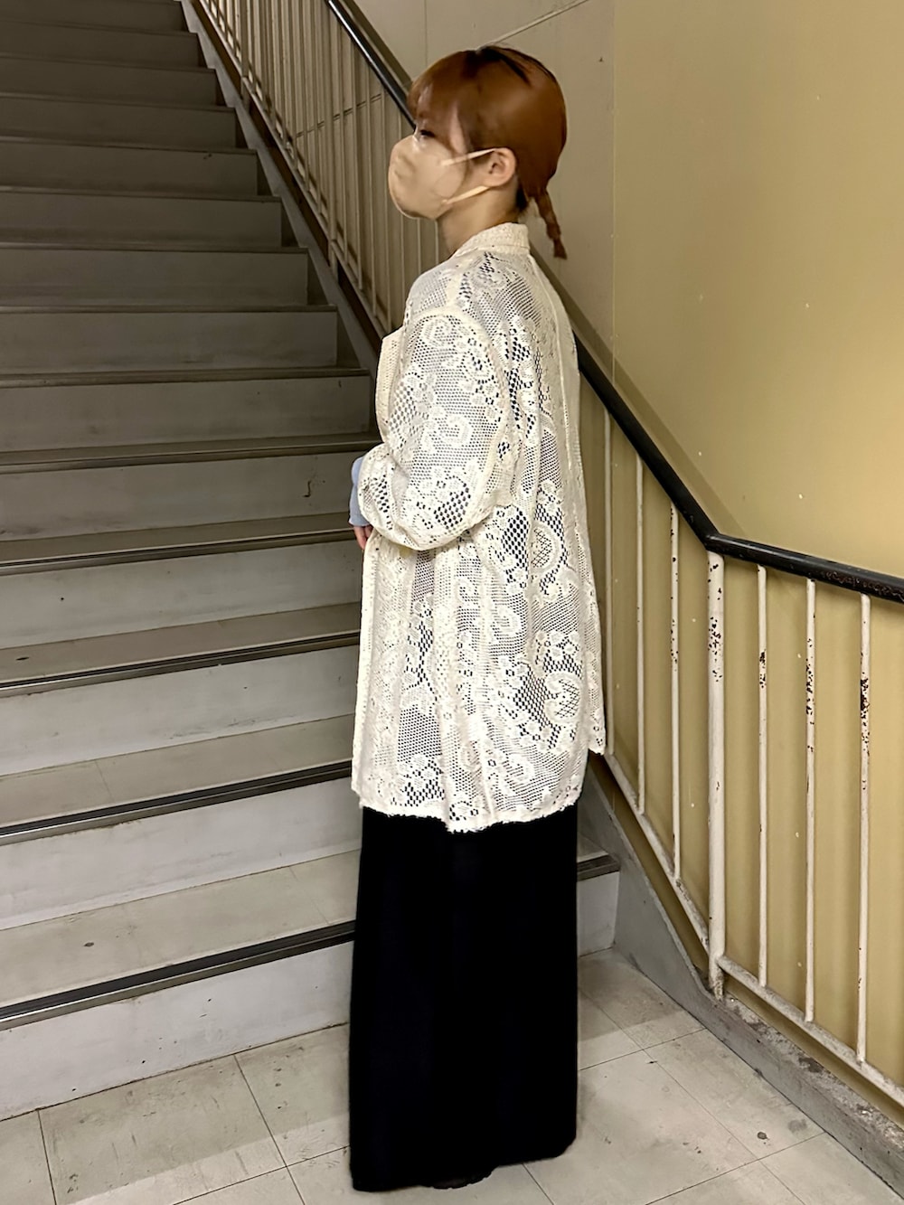 ブルー系のTシャツ/カットソー、ホワイト系のテーラードジャケット、ブラック系のワンピース/ドレスを着用したレディースの春コーディネートの2枚目の写真