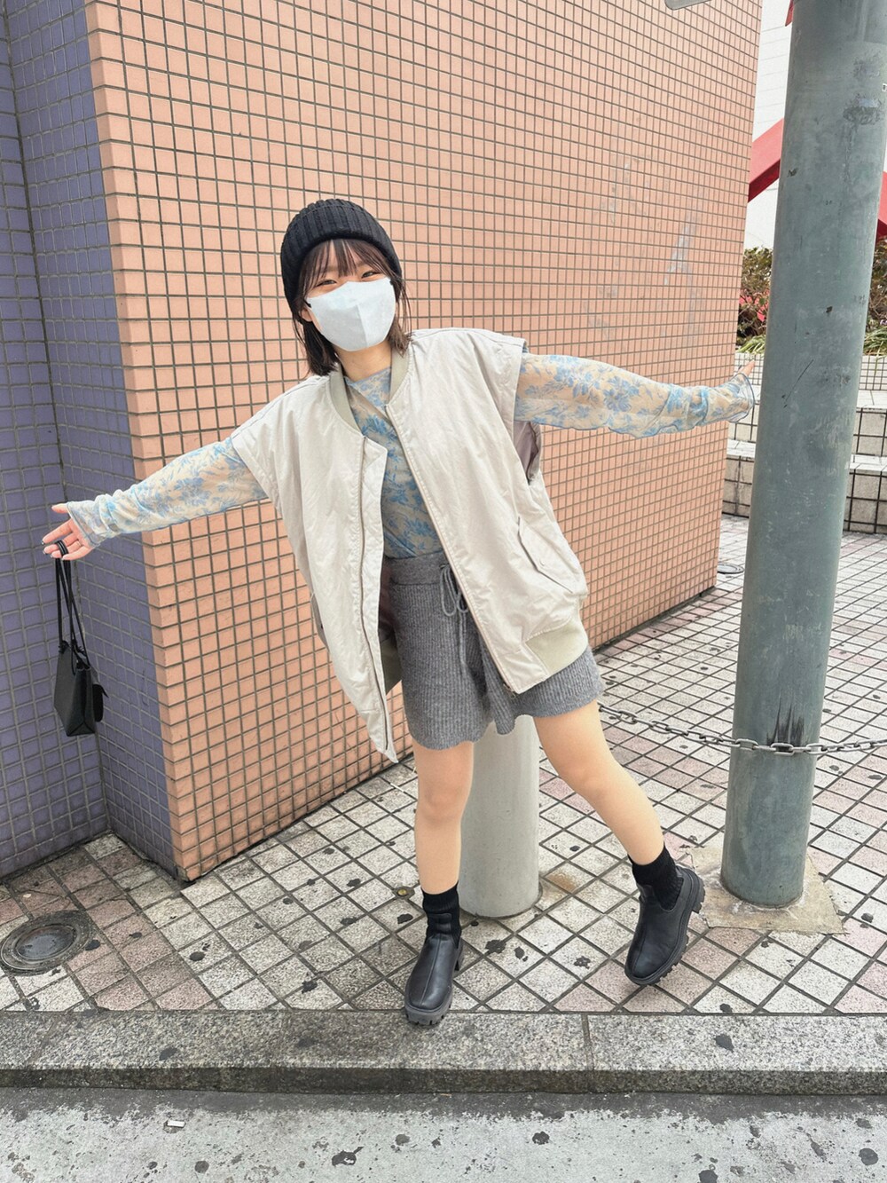 ブルー系のTシャツ/カットソー、ホワイト系のブルゾン、グレー系のその他パンツを着用したレディースの冬コーディネートの4枚目の写真