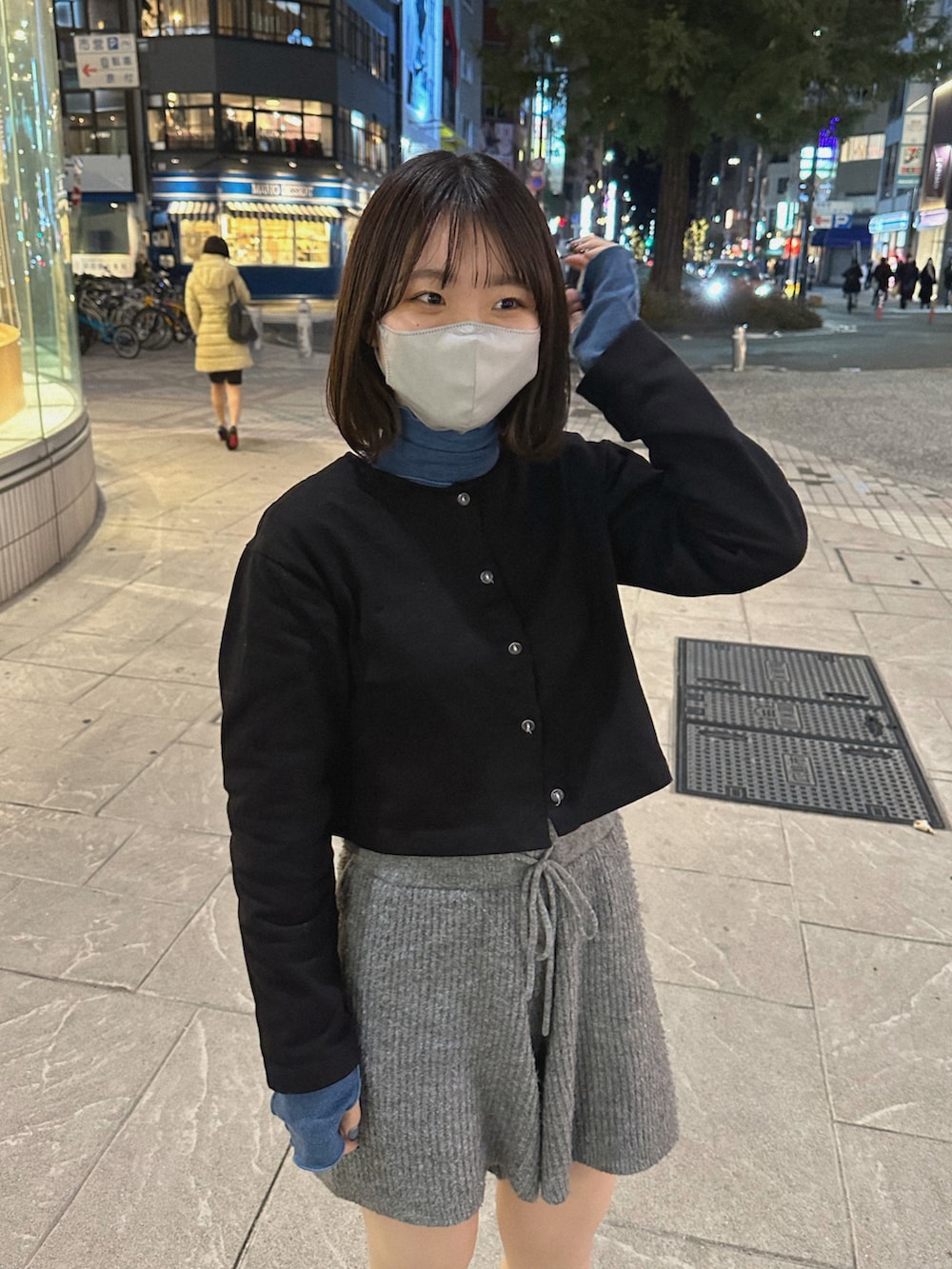 ブラック系のブーツ、グレー系のその他パンツ、ブルー系のTシャツ/カットソーを着用したレディースの冬コーディネートの2枚目の写真