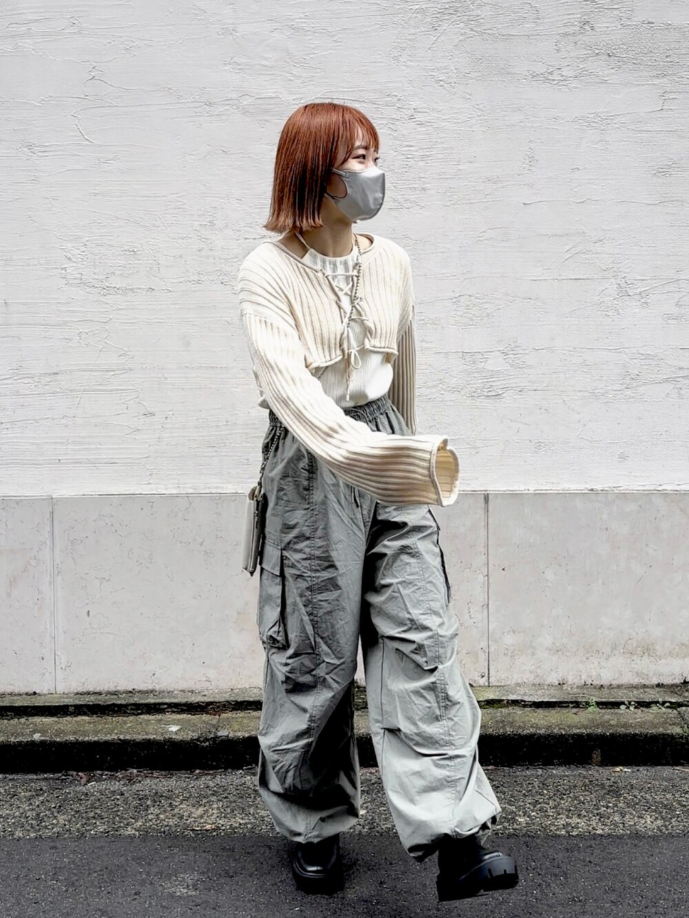 ホワイト系のシャツ/ブラウス、ホワイト系のTシャツ/カットソー、グリーン系のカーゴパンツを着用したレディースの冬コーディネートの3枚目の写真