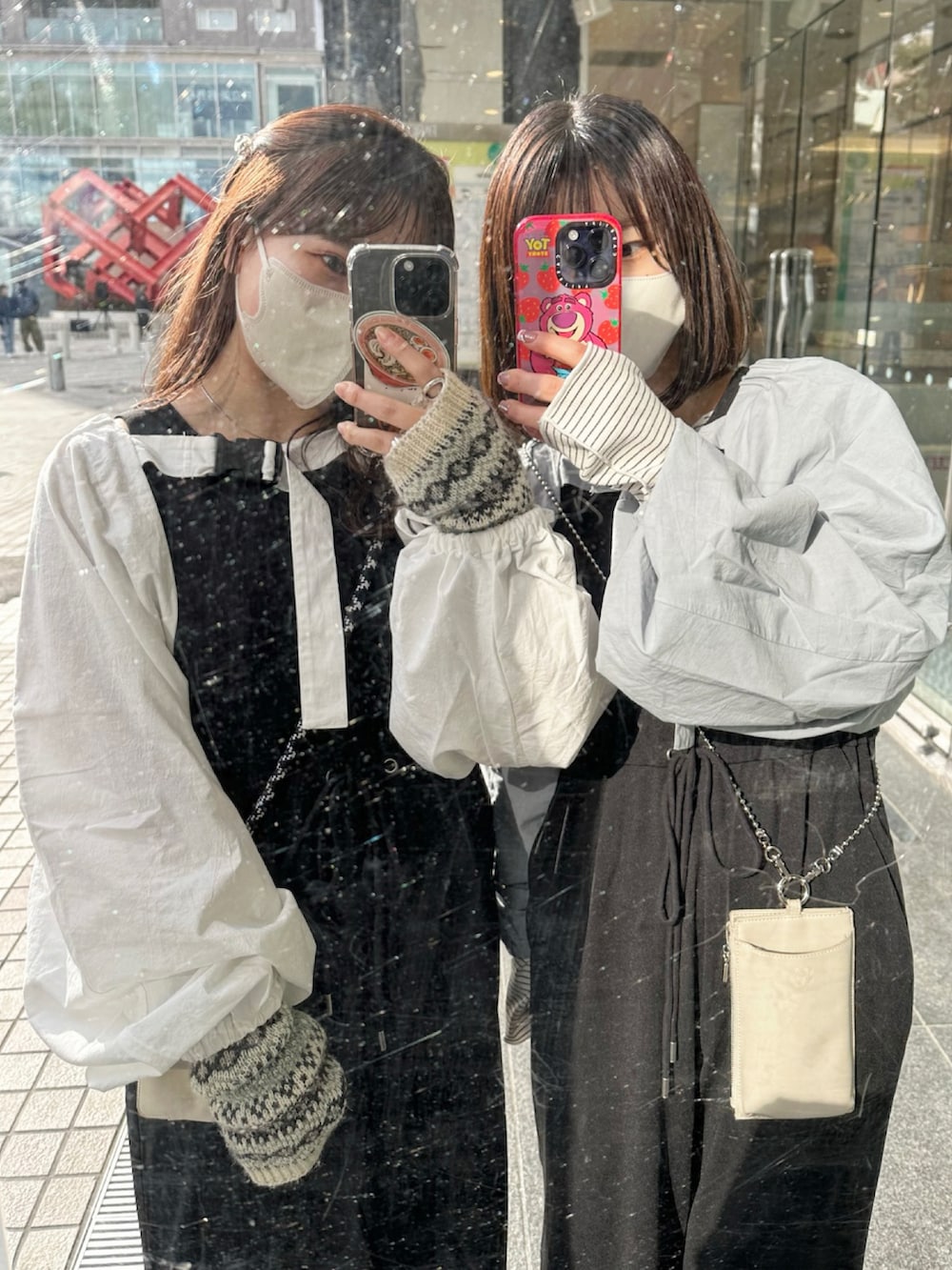 ブラック系のブーツ、ホワイト系のサロペット/オーバーオール、ブルー系のカーディガン/ボレロを着用したレディースの冬コーディネートの4枚目の写真