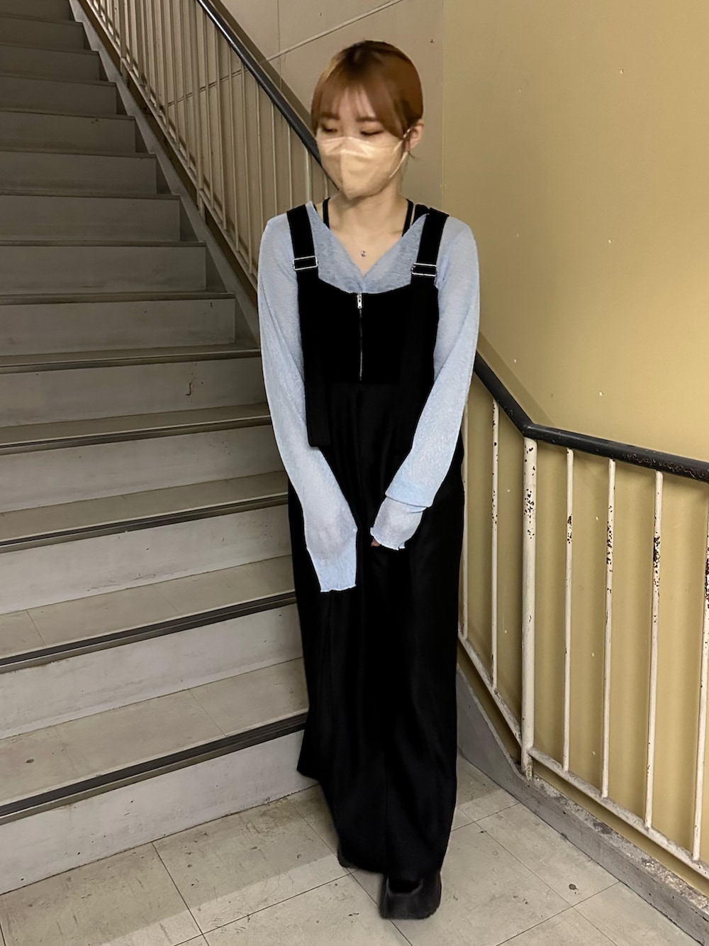 ブルー系のTシャツ/カットソー、ホワイト系のテーラードジャケット、ブラック系のワンピース/ドレスを着用したレディースの春コーディネートの3枚目の写真