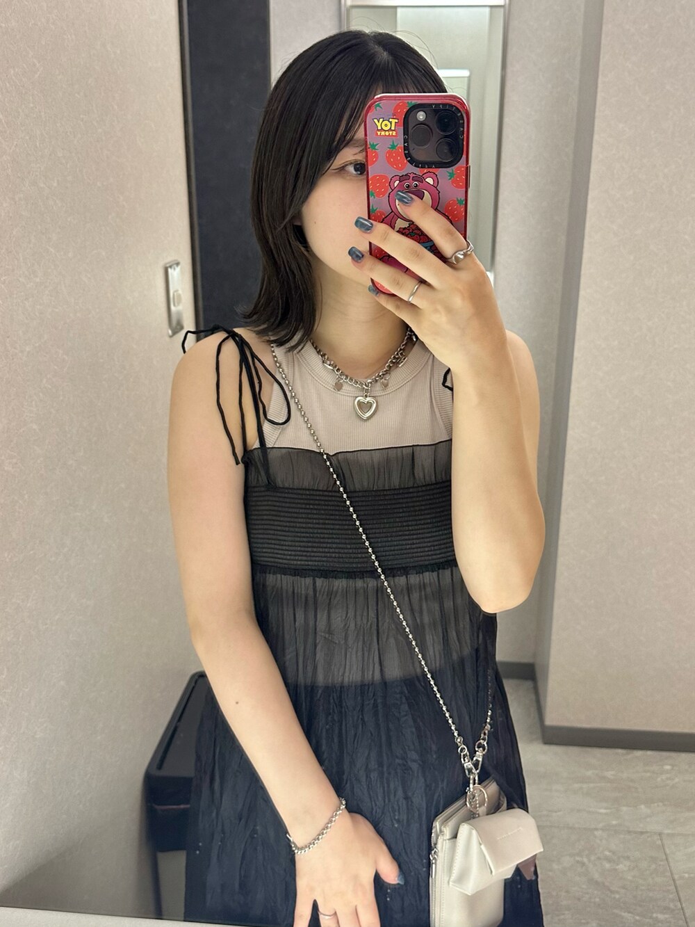 ホワイト系のサンダル、ブルー系のスウェットパンツ、ブラック系のワンピース/ドレスを着用したレディースの夏コーディネートの2枚目の写真