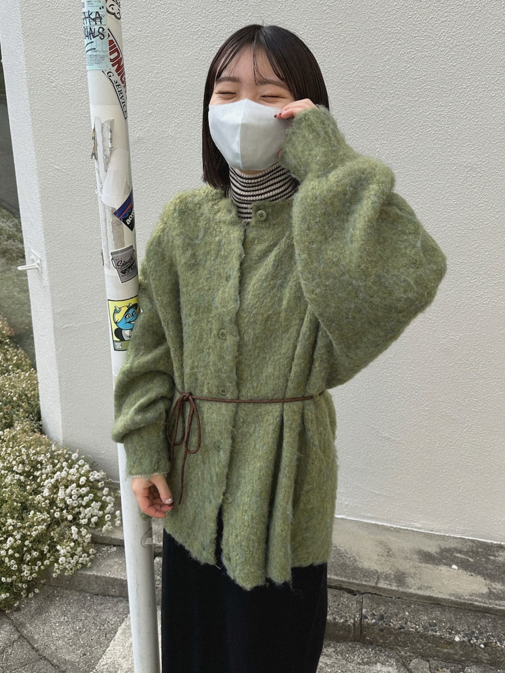 ホワイト系のニット/セーター、グリーン系のカーディガン/ボレロ、ブラウン系のブーツを着用したレディースの冬コーディネートの3枚目の写真