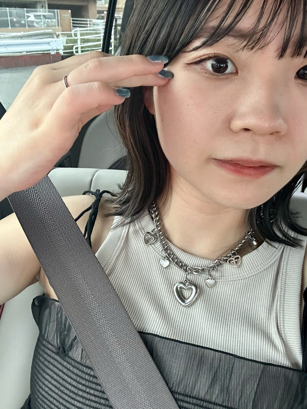 ホワイト系のサンダル、ブルー系のスウェットパンツ、ブラック系のワンピース/ドレスを着用したレディースの夏コーディネートの3枚目の写真