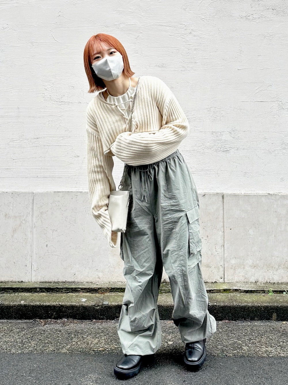 ホワイト系のシャツ/ブラウス、ホワイト系のTシャツ/カットソー、グリーン系のカーゴパンツを着用したレディースの冬コーディネートの2枚目の写真