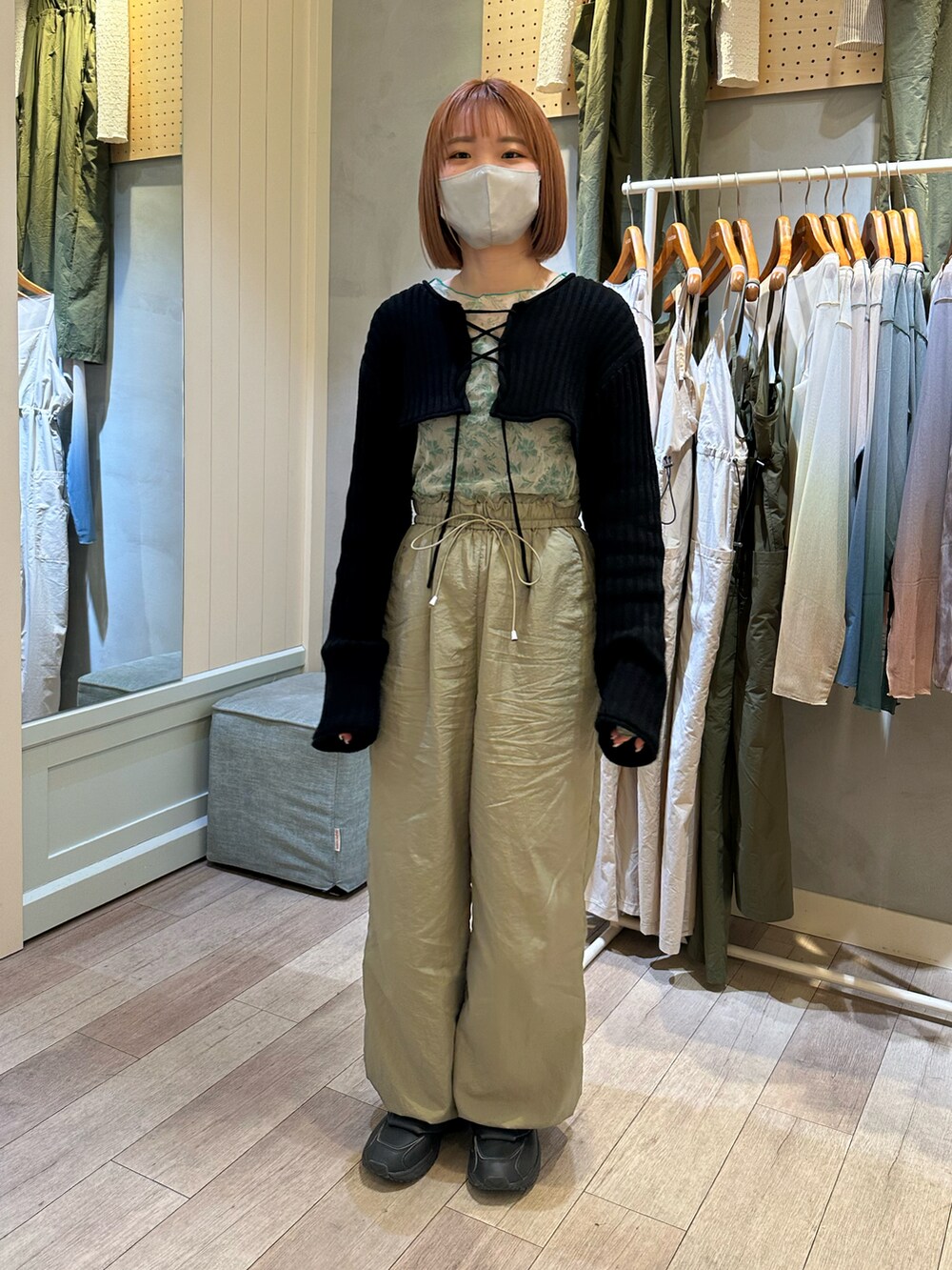 ブラック系のシャツ/ブラウス、グリーン系のTシャツ/カットソー、グリーン系のカーゴパンツを着用したレディースの冬コーディネートの2枚目の写真