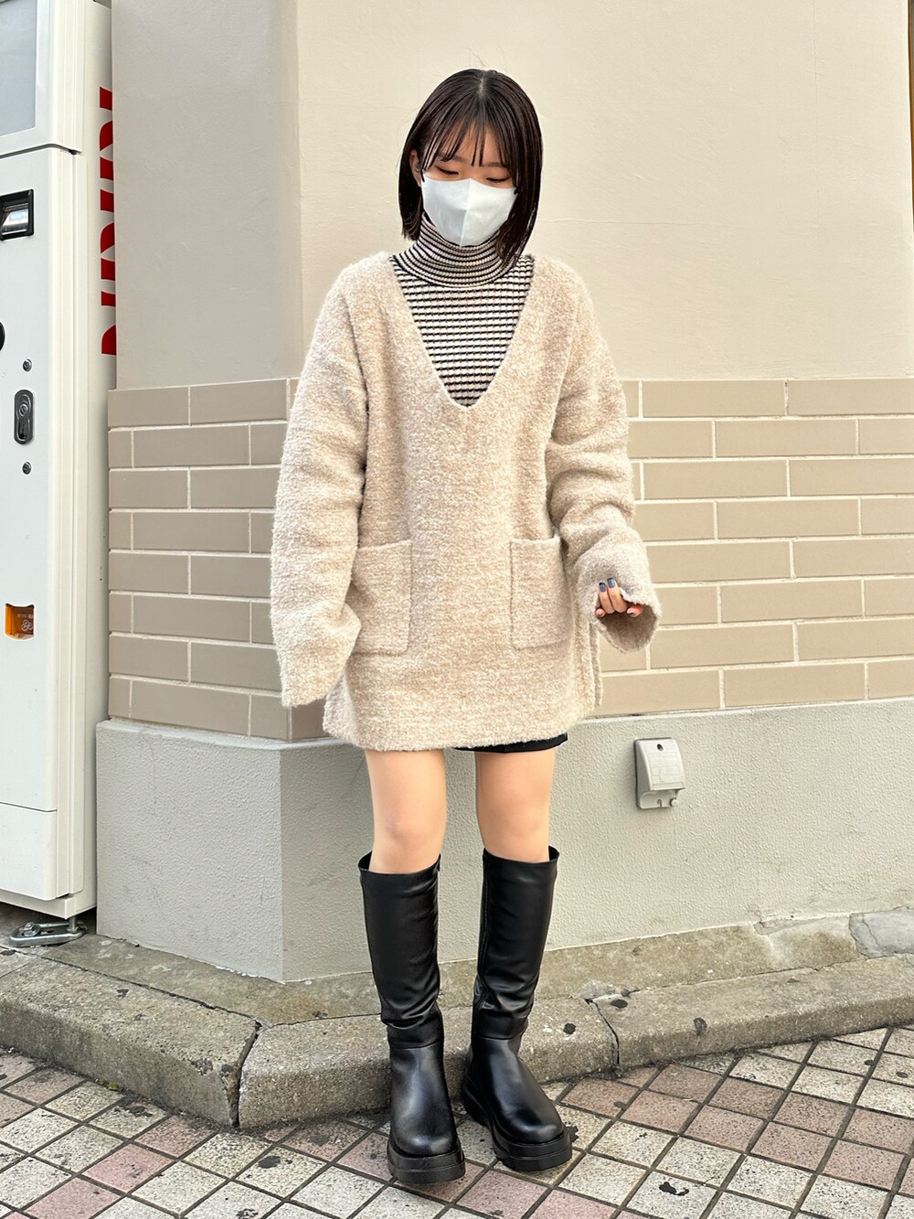 ホワイト系のニット/セーター、ホワイト系のニット/セーター、ブラック系のその他パンツを着用したレディースの冬コーディネートの3枚目の写真