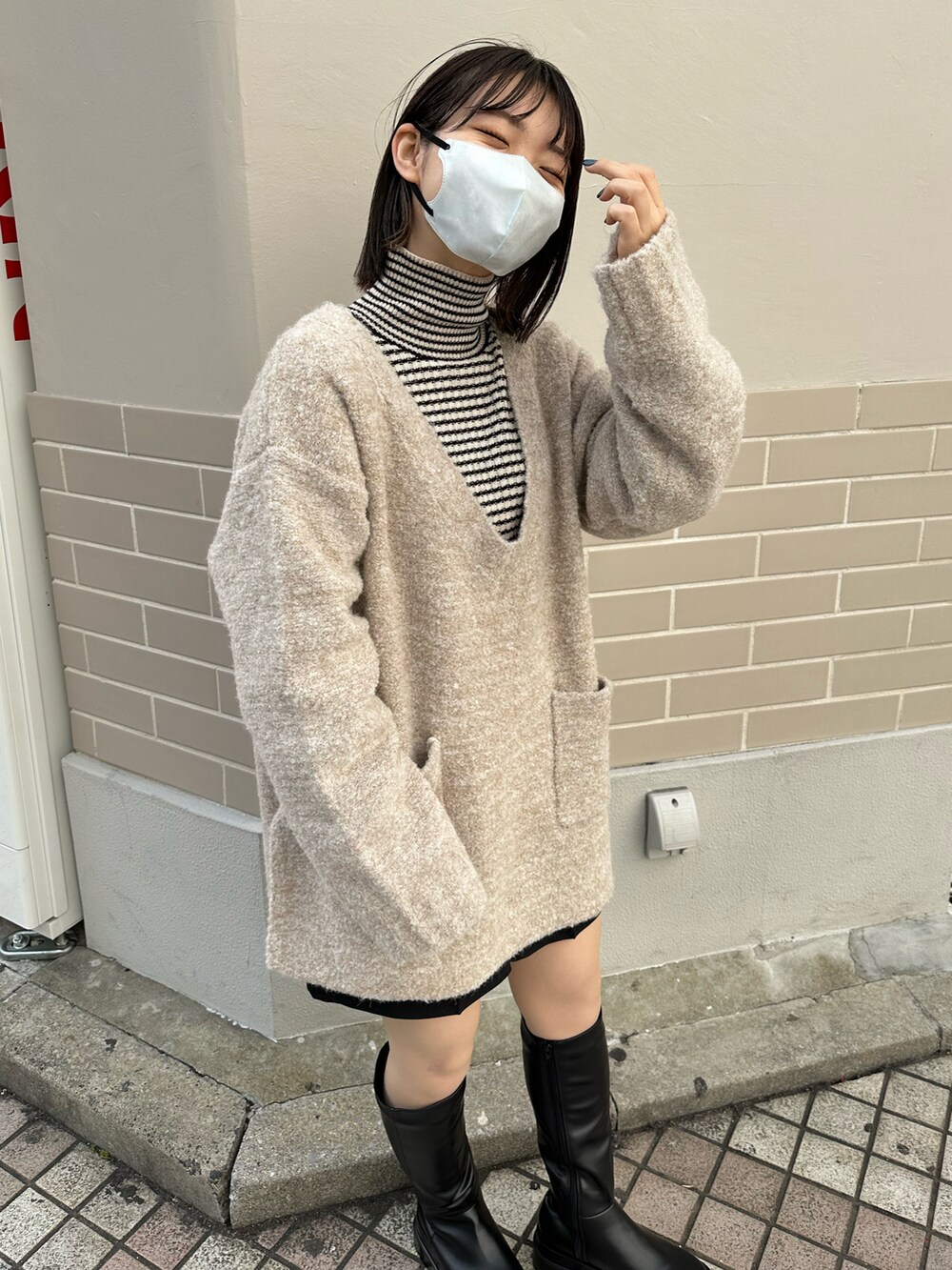 ホワイト系のニット/セーター、ホワイト系のニット/セーター、ブラック系のその他パンツを着用したレディースの冬コーディネートの2枚目の写真