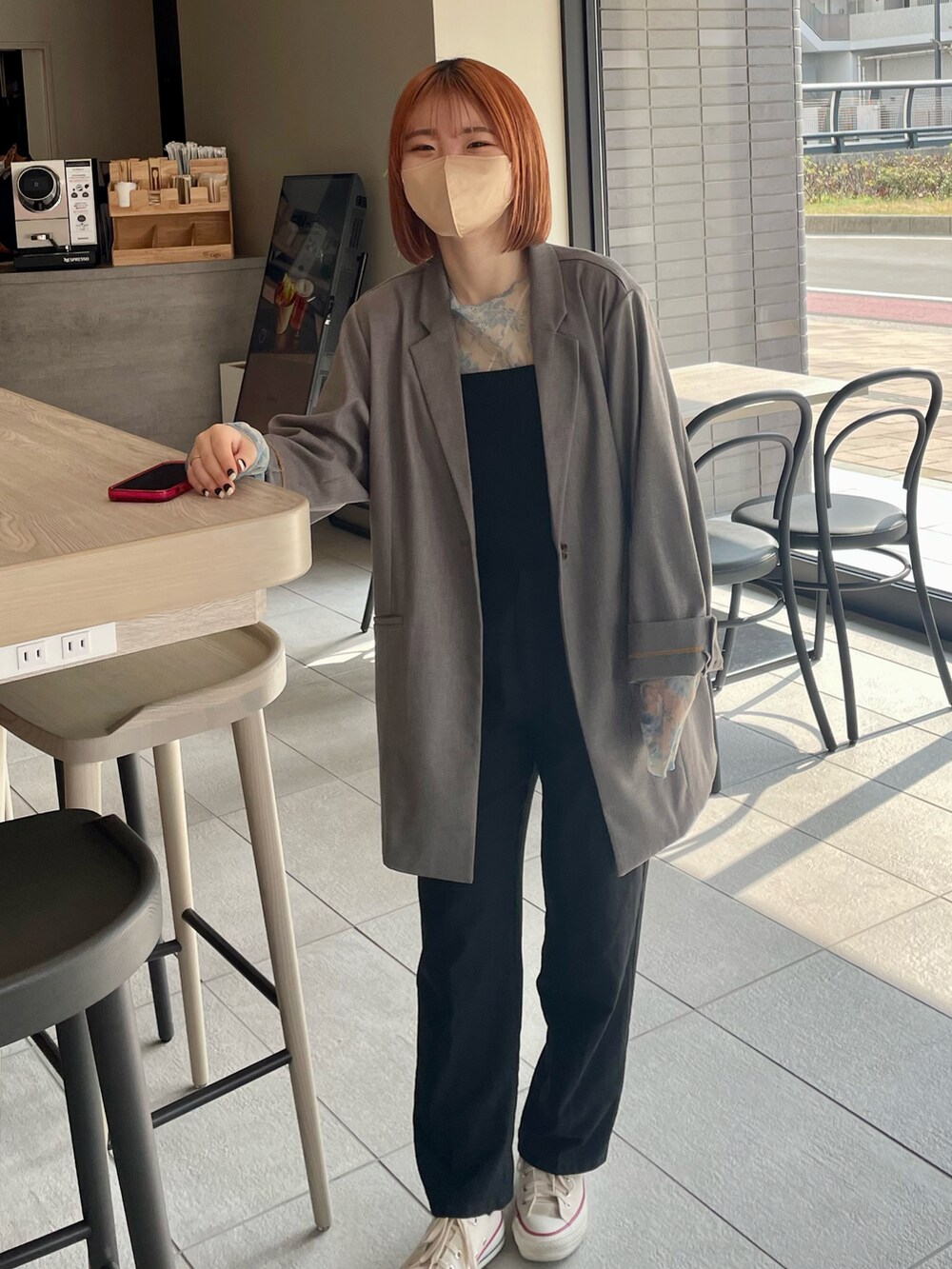 ホワイト系のスニーカー、ブラック系のその他パンツ、グレー系のテーラードジャケットを着用したレディースの春コーディネートの2枚目の写真