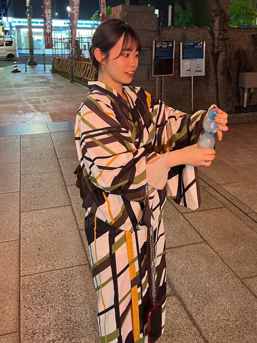 イエロー系の浴衣を着用したレディースの夏コーディネートの2枚目の写真