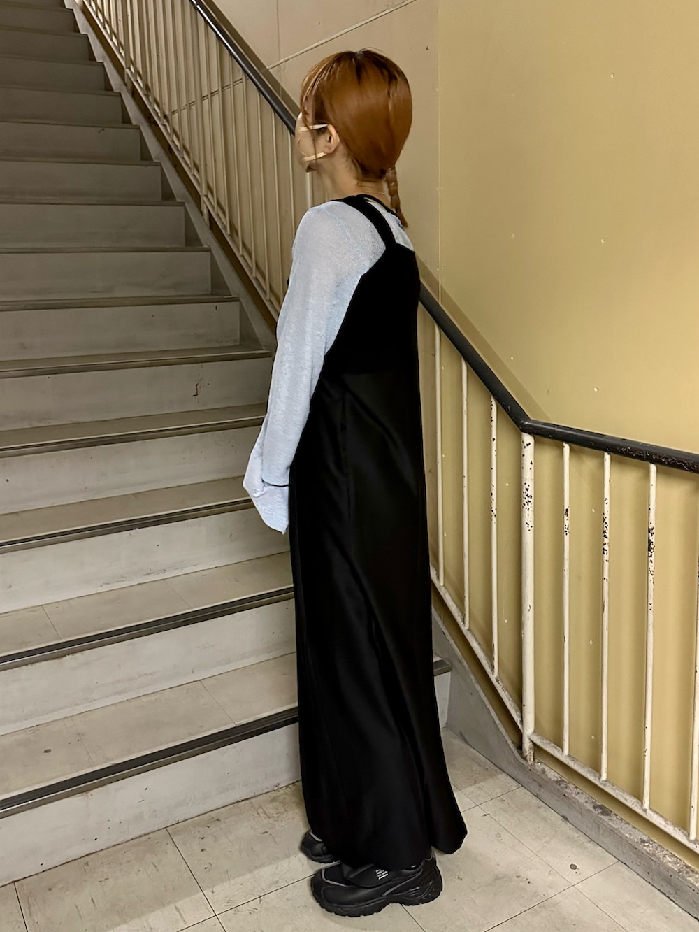 ブルー系のTシャツ/カットソー、ホワイト系のテーラードジャケット、ブラック系のワンピース/ドレスを着用したレディースの春コーディネートの4枚目の写真