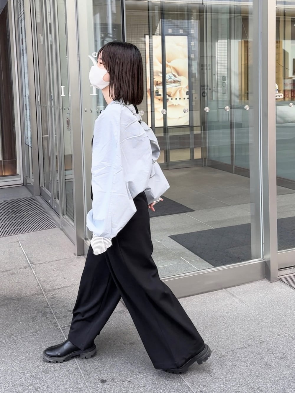 ブラック系のブーツ、ホワイト系のサロペット/オーバーオール、ブルー系のカーディガン/ボレロを着用したレディースの冬コーディネートの3枚目の写真