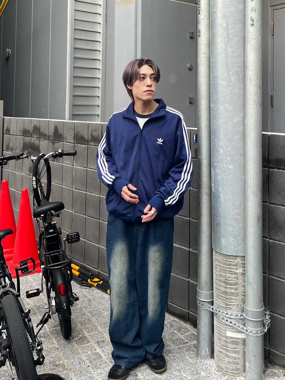 ブルー系のジャージ、ブルー系のデニムパンツ、ブラック系のスニーカーを着用したメンズの冬コーディネートの2枚目の写真