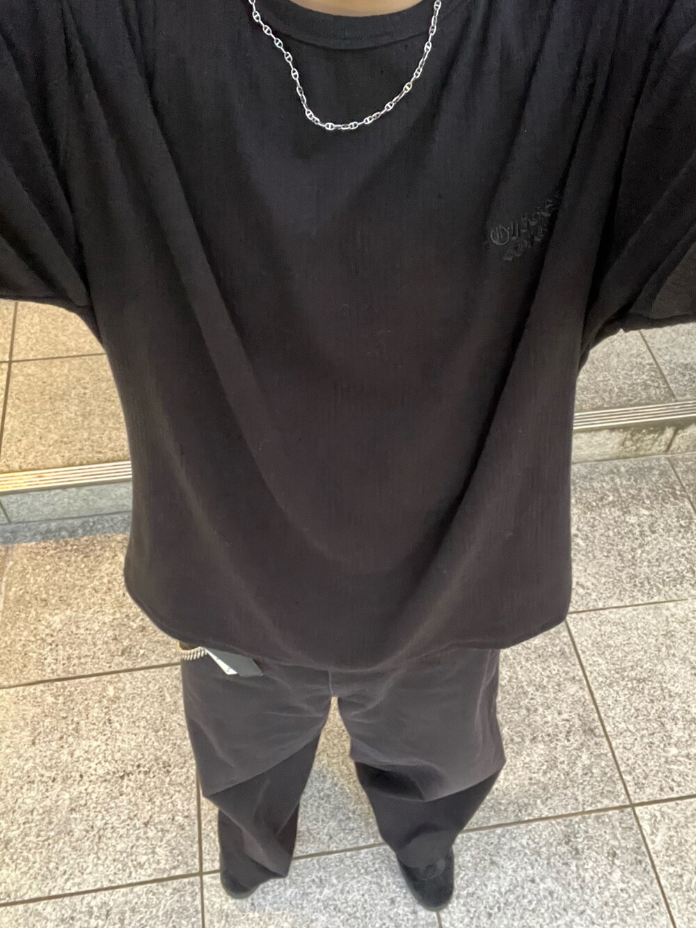 ブラック系のニット/セーター、ブラック系のチノパンツを着用したメンズの冬コーディネートの2枚目の写真