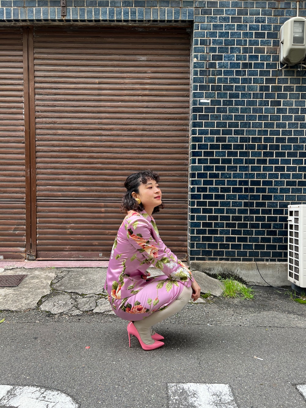 ピンク系のスーツスカートを着用したレディースの春コーディネートの2枚目の写真