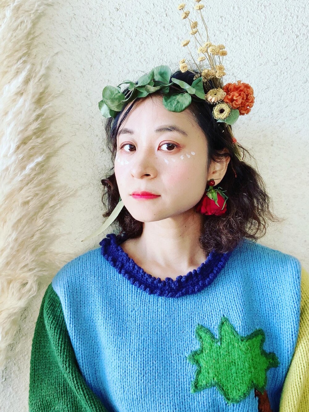 ブルー系のニット/セーター、ブルー系のパンツを着用したレディースの秋コーディネートの5枚目の写真