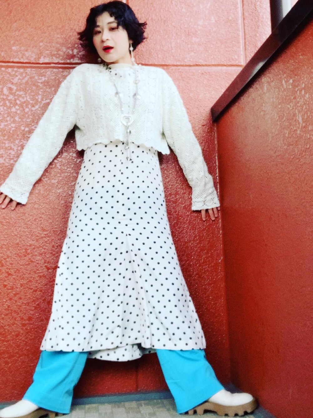 ホワイト系のトップス、ホワイト系のワンピースを着用したレディースの冬コーディネートの3枚目の写真