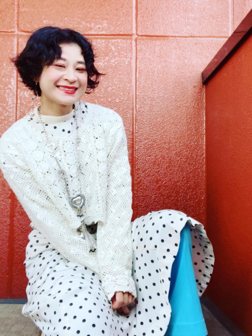 ホワイト系のトップス、ホワイト系のワンピースを着用したレディースの冬コーディネートの2枚目の写真