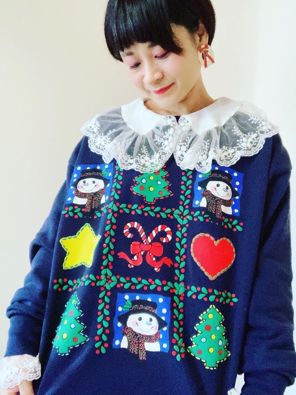 ブルー系のスウェット、ホワイト系のシャツ/ブラウスを着用したレディースの冬コーディネートの2枚目の写真