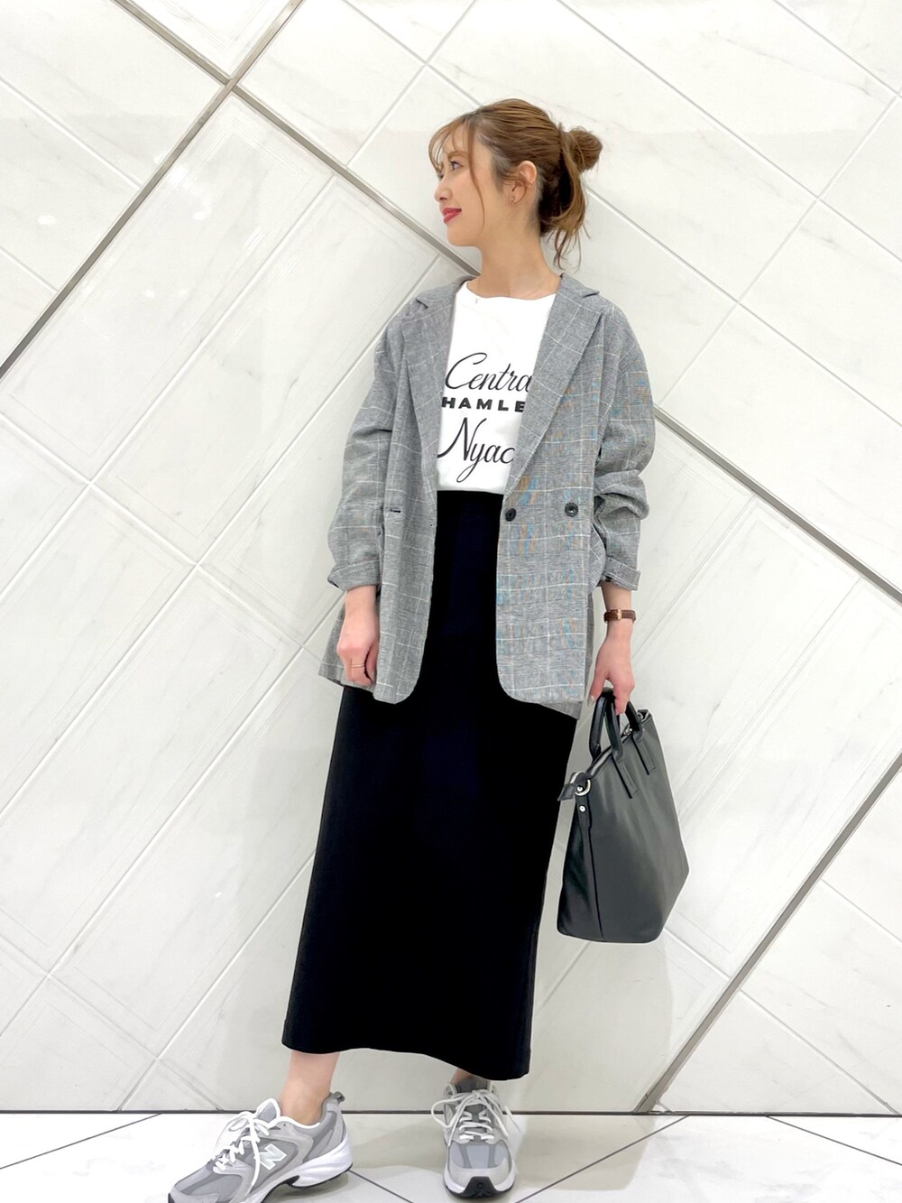 「スニーカー、タイトスカート、ジャケット、ロゴT、New Balance、スニーカーコーデ、お出かけコーデ、ママコーデ、URBAN RESEARCH DOORS、春服コーデ」|「MARCO BIANCHINIのMARCO BIANCHINI ビッグトート(トートバッグ、ブラック系)」を使った、イノウエ ユミさん(レディース・158cm)の春コーディネートの2枚目の写真