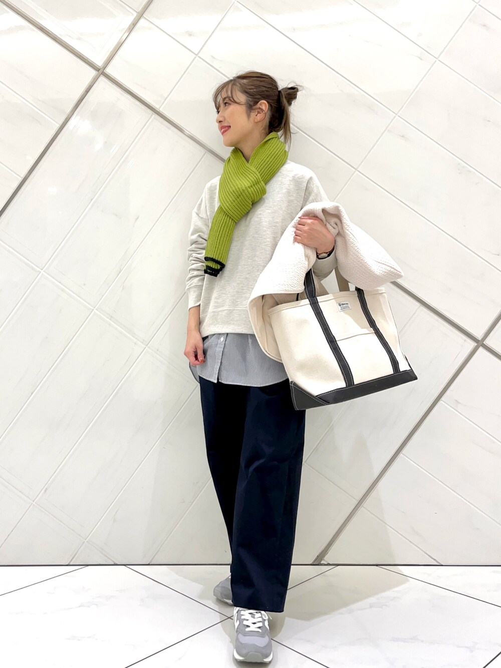 ホワイト系のノーカラージャケット、グレー系のトートバッグ、その他のシャツ/ブラウスを着用したレディースの秋コーディネートの6枚目の写真
