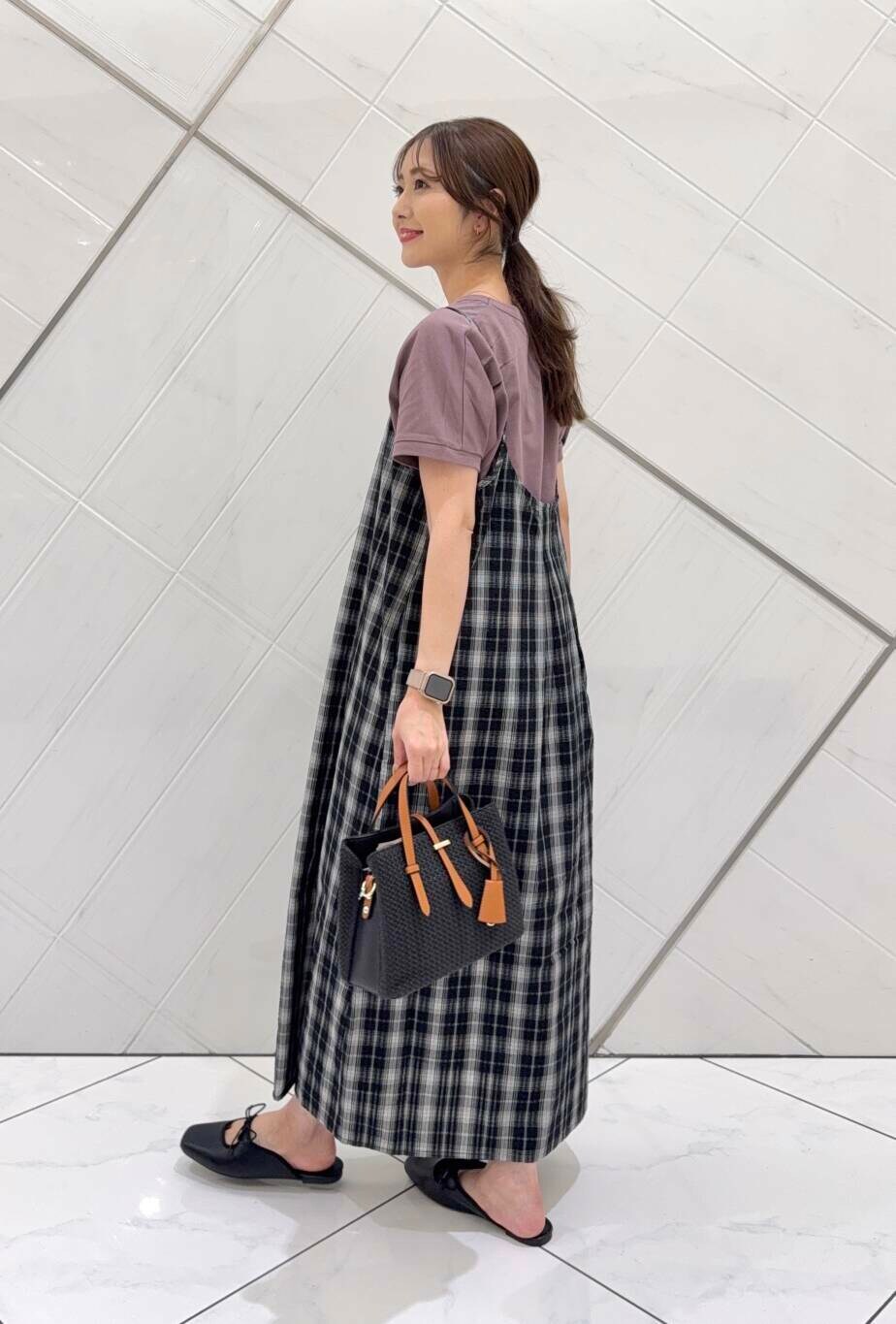 ブラック系のトートバッグ、ブラック系のサンダル、レッド系のTシャツ/カットソーを着用したレディースの夏コーディネートの5枚目の写真