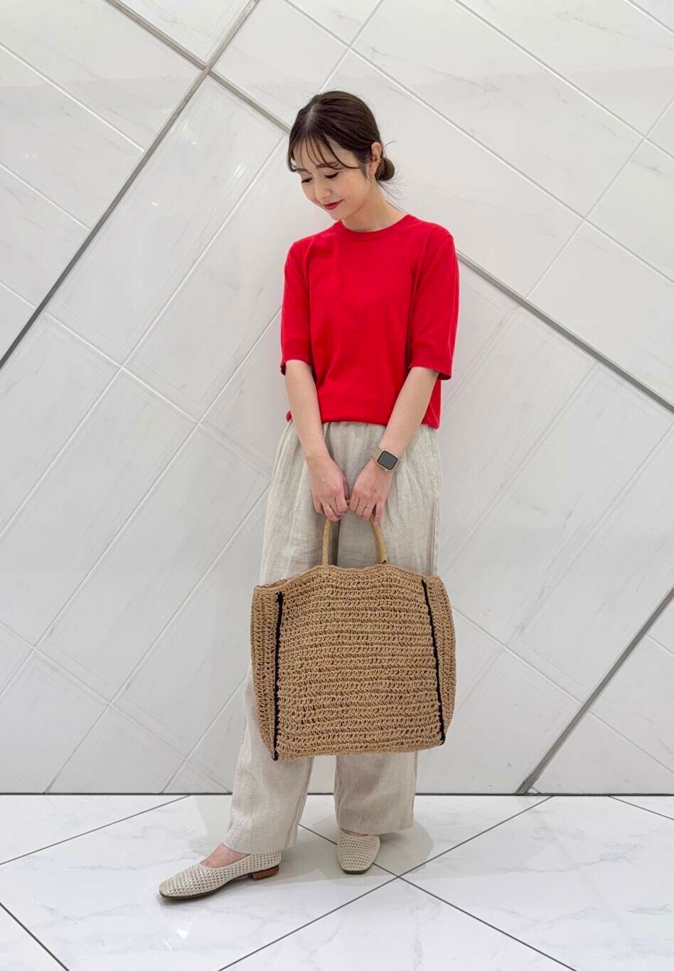 ベージュ系のその他パンツ、ベージュ系のトートバッグ、ホワイト系のバレエシューズを着用したレディースの春コーディネートの4枚目の写真