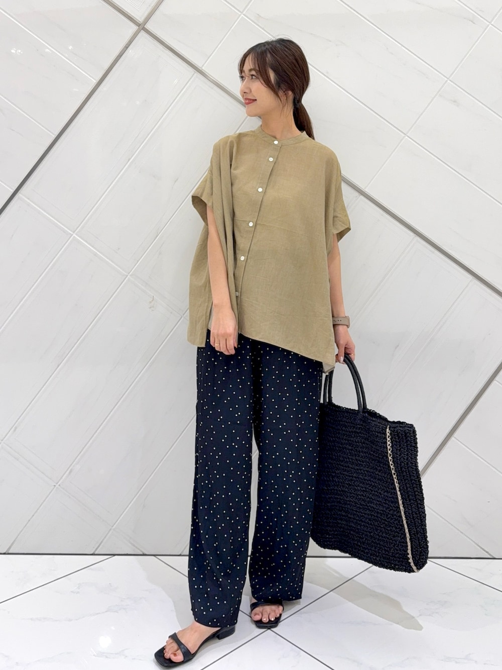 ベージュ系のシャツ/ブラウス、ブルー系のその他パンツ、ブラック系のトートバッグを着用したレディースの夏コーディネートの3枚目の写真